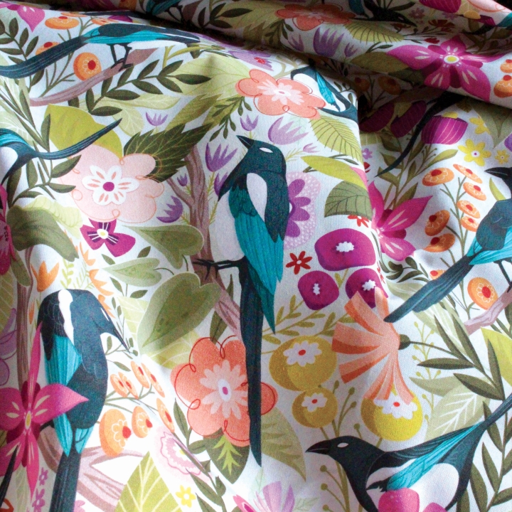 Tissu illustré "Les pies du printemps" – popeline, velours & French terry – motif printanier, coloré