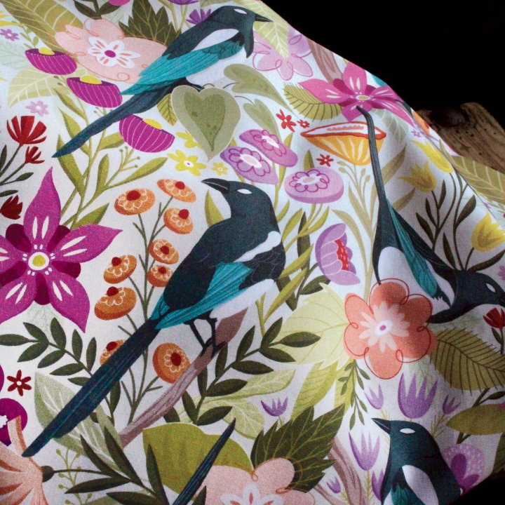 Tissu illustré "Les pies du printemps" – popeline, velours & French terry – motif printanier, coloré