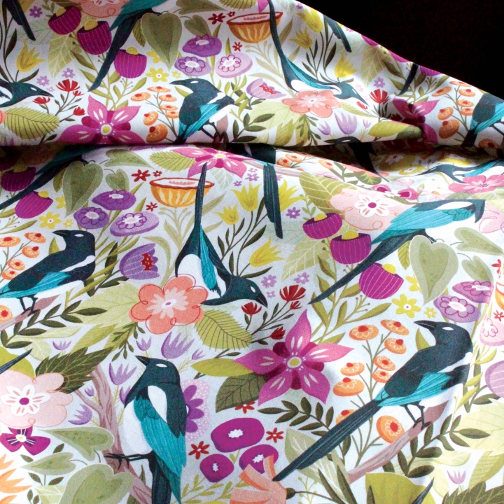 Tissu illustré "Les pies du printemps" – popeline, velours & French terry – motif printanier, coloré