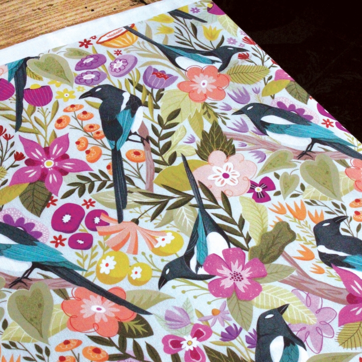 Tissu illustré "Les pies du printemps" – popeline, velours & French terry – motif printanier, coloré