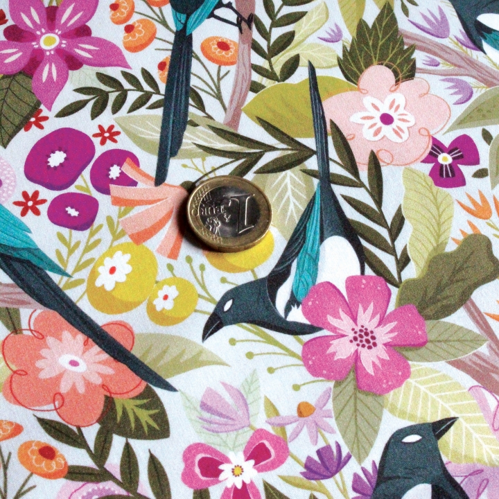 Tissu illustré "Les pies du printemps" – popeline, velours & French terry – motif printanier, coloré