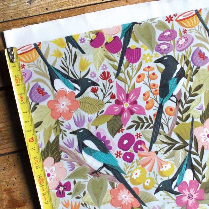 Tissu illustré "Les pies du printemps" – popeline, velours & French terry – motif printanier, coloré