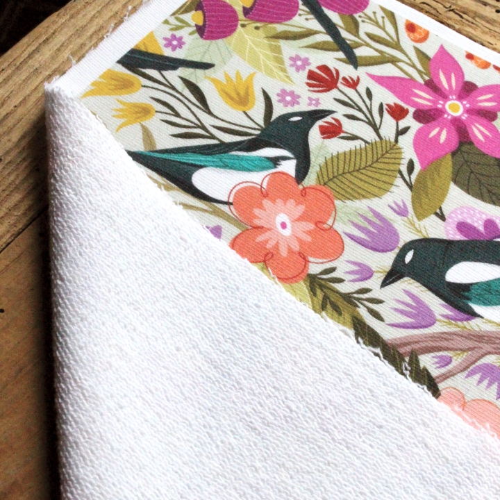 Tissu illustré "Les pies du printemps" – popeline, velours & French terry – motif printanier, coloré