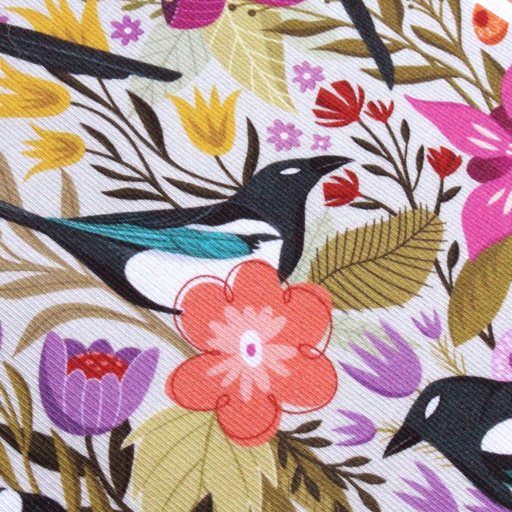 Tissu illustré "Les pies du printemps" – popeline, velours & French terry – motif printanier, coloré