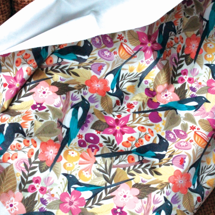 Tissu illustré "Les pies du printemps" – popeline, velours & French terry – motif printanier, coloré