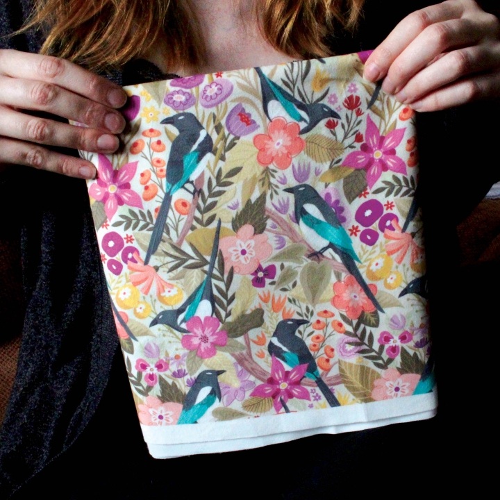 Tissu illustré "Les pies du printemps" – popeline, velours & French terry – motif printanier, coloré