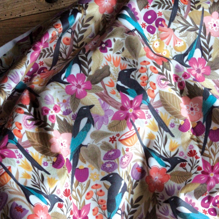 Tissu illustré "Les pies du printemps" – popeline, velours & French terry – motif printanier, coloré