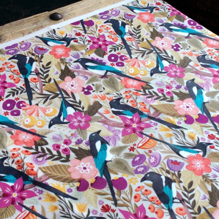 Tissu illustré "Les pies du printemps" – popeline, velours & French terry – motif printanier, coloré