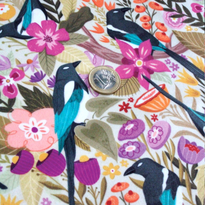 Tissu illustré "Les pies du printemps" – popeline, velours & French terry – motif printanier, coloré