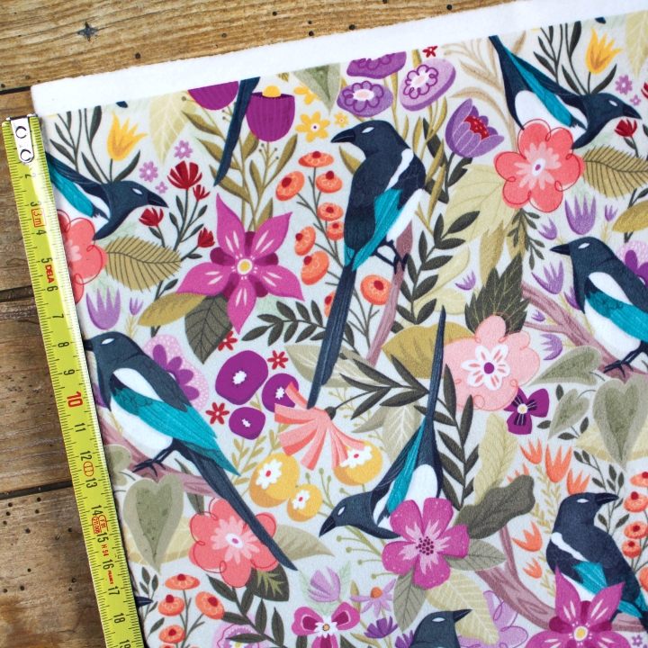 Tissu illustré "Les pies du printemps" – popeline, velours & French terry – motif printanier, coloré