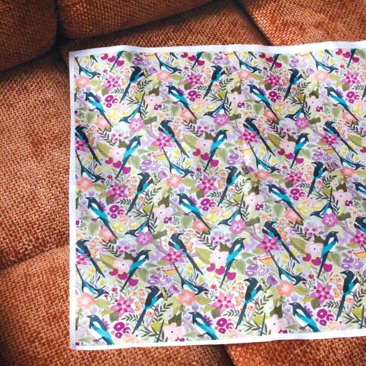 Coupon de tissu illustré "Les pies du printemps" 48x48 cm – Popeline & French Terry – motif printanier, coloré