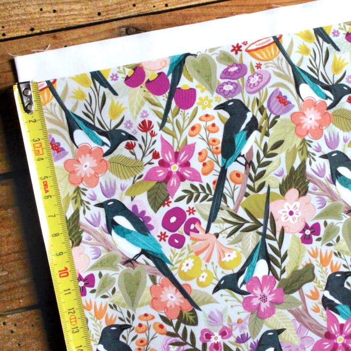 Coupon de tissu illustré "Les pies du printemps" 48x48 cm – Popeline & French Terry – motif printanier, coloré