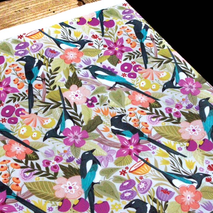 Coupon de tissu illustré "Les pies du printemps" 48x48 cm – Popeline & French Terry – motif printanier, coloré