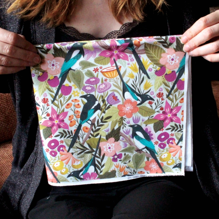 Coupon de tissu illustré "Les pies du printemps" 48x48 cm – Popeline & French Terry – motif printanier, coloré