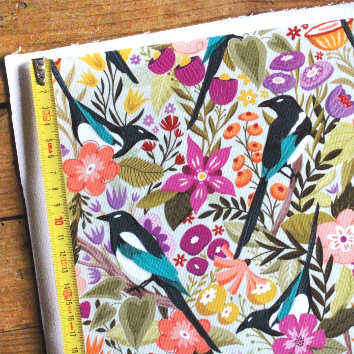 Coupon de tissu illustré "Les pies du printemps" 48x48 cm – Popeline & French Terry – motif printanier, coloré