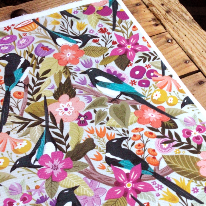 Coupon de tissu illustré "Les pies du printemps" 48x48 cm – Popeline & French Terry – motif printanier, coloré