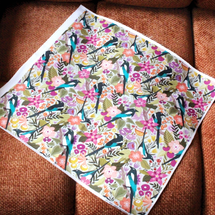 Coupon de tissu illustré "Les pies du printemps" 48x48 cm – Popeline & French Terry – motif printanier, coloré