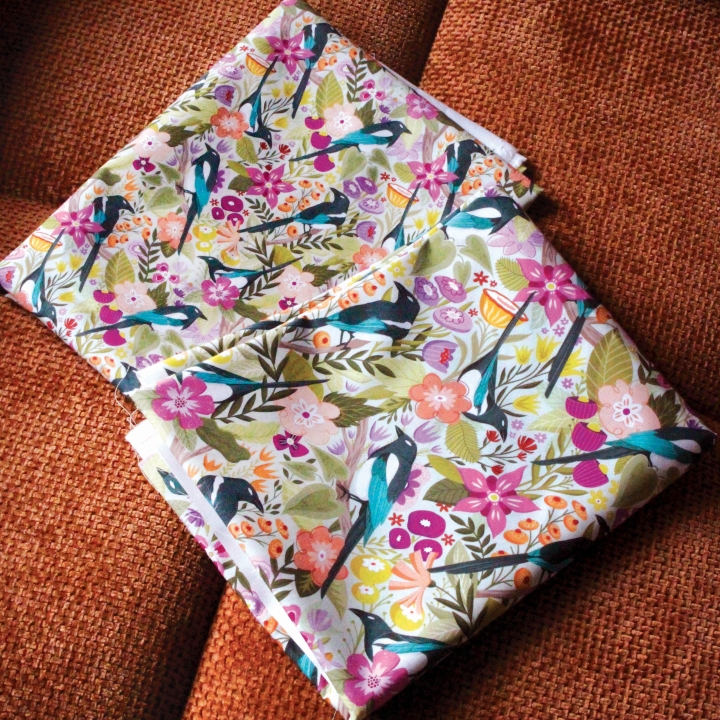 Tissu illustré "Les pies du printemps" – popeline, velours & French terry – motif printanier, coloré