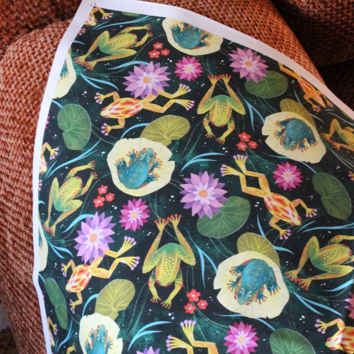 Coupon de tissu illustré "Grenouilles et nénuphars" 48x48 cm – Popeline & French Terry – motif printanier, coloré