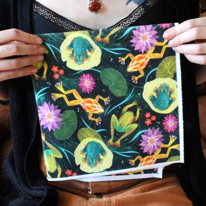 Coupon de tissu illustré "Grenouilles et nénuphars" 48x48 cm – Popeline & French Terry – motif printanier, coloré