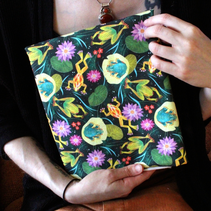 Tissu illustré "Grenouilles et nénuphars" – popeline, velours & French terry – motif printanier, coloré