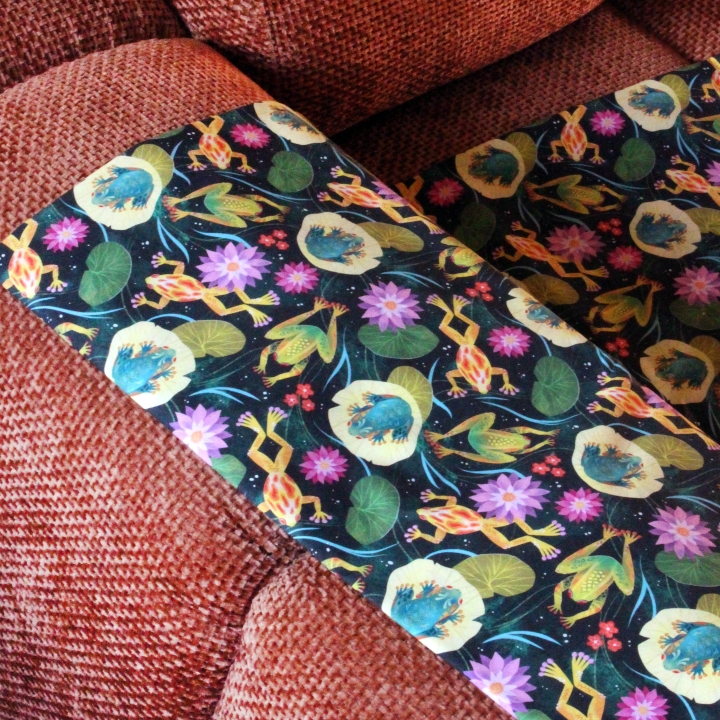 Tissu illustré "Grenouilles et nénuphars" – popeline, velours & French terry – motif printanier, coloré