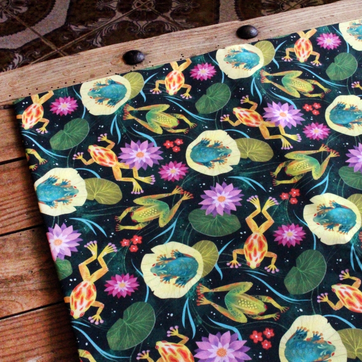 Tissu illustré "Grenouilles et nénuphars" – popeline, velours & French terry – motif printanier, coloré