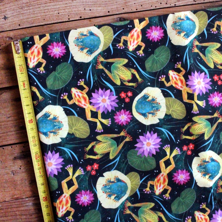 Tissu illustré "Grenouilles et nénuphars" – popeline, velours & French terry – motif printanier, coloré