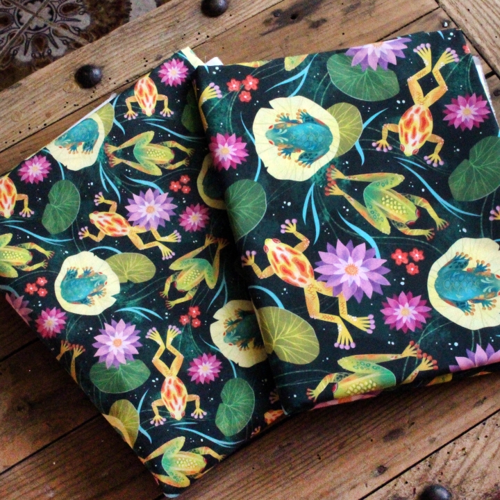 Tissu illustré "Grenouilles et nénuphars" – popeline, velours & French terry – motif printanier, coloré