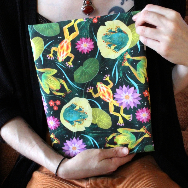 Tissu illustré "Grenouilles et nénuphars" – popeline, velours & French terry – motif printanier, coloré