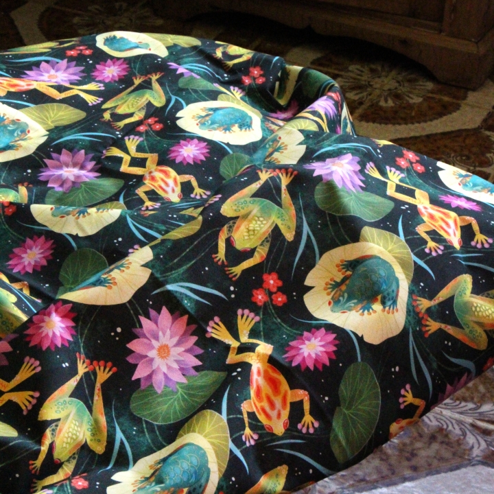 Tissu illustré "Grenouilles et nénuphars" – popeline, velours & French terry – motif printanier, coloré