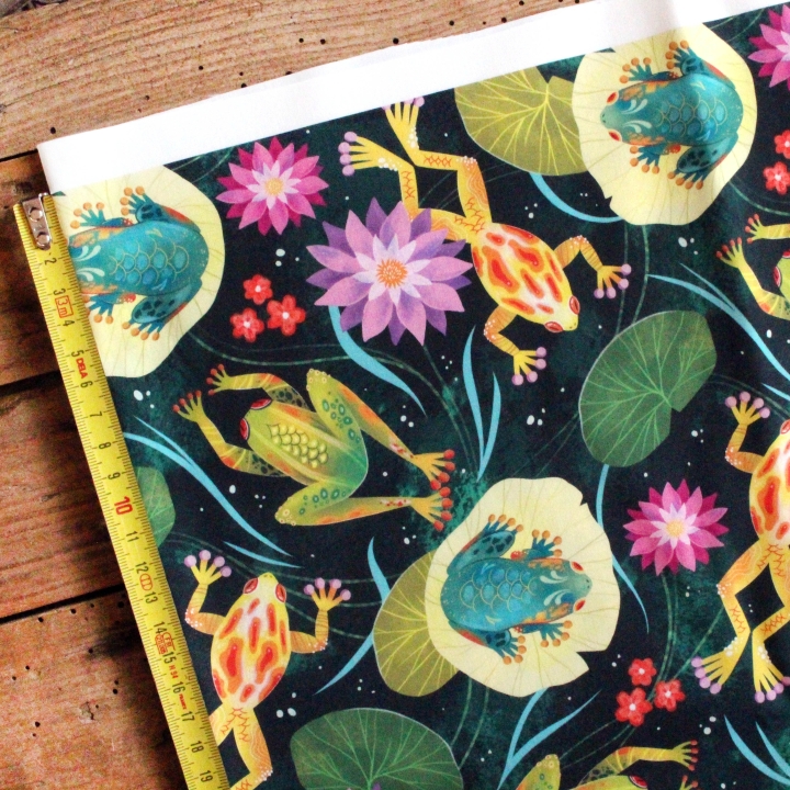 Tissu illustré "Grenouilles et nénuphars" – popeline, velours & French terry – motif printanier, coloré