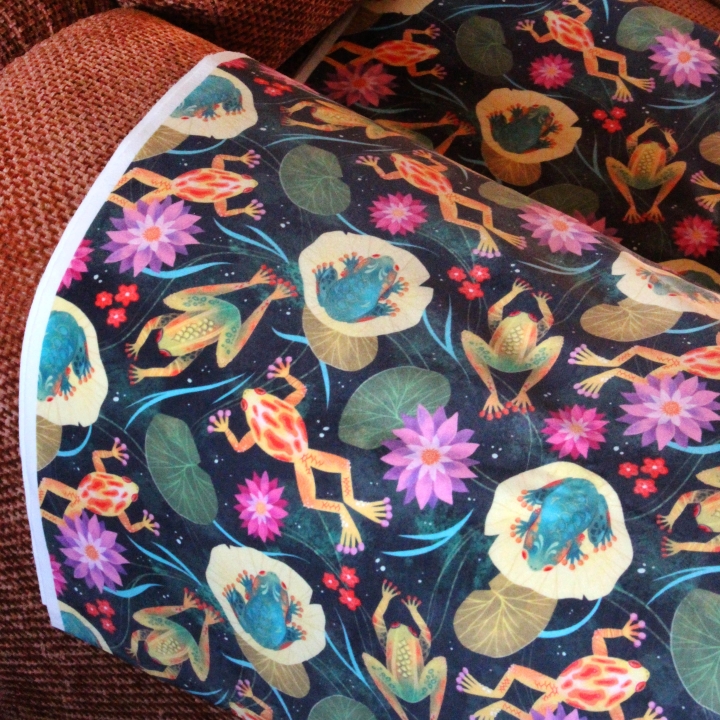 Tissu illustré "Grenouilles et nénuphars" – popeline, velours & French terry – motif printanier, coloré