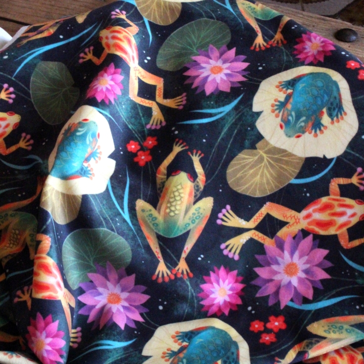Tissu illustré "Grenouilles et nénuphars" – popeline, velours & French terry – motif printanier, coloré