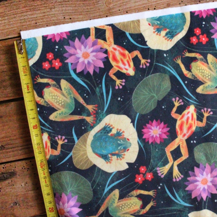 Tissu illustré "Grenouilles et nénuphars" – popeline, velours & French terry – motif printanier, coloré