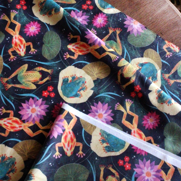 Tissu illustré "Grenouilles et nénuphars" – popeline, velours & French terry – motif printanier, coloré