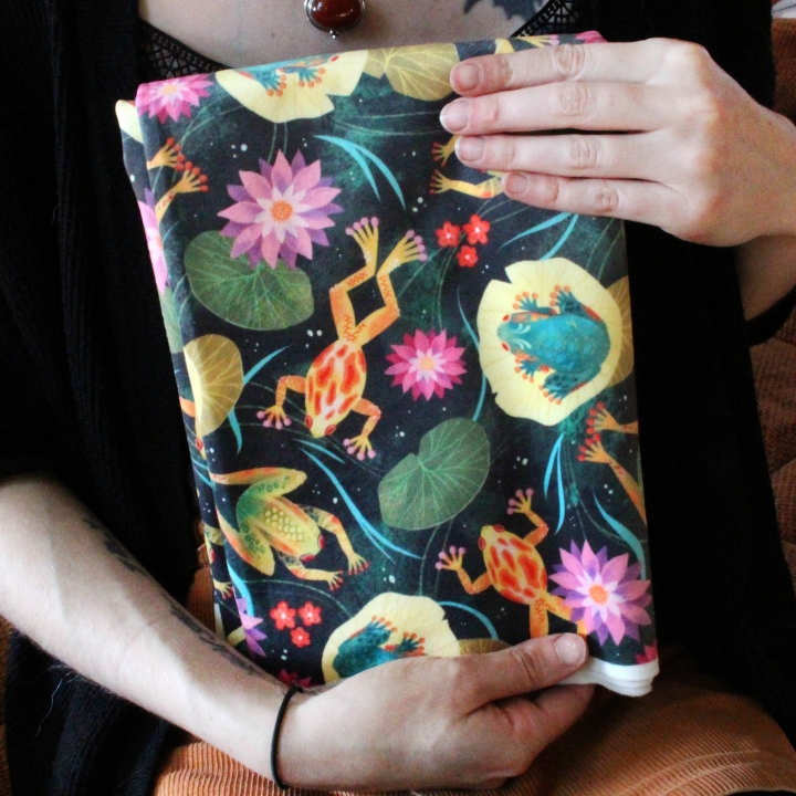 Tissu illustré "Grenouilles et nénuphars" – popeline, velours & French terry – motif printanier, coloré