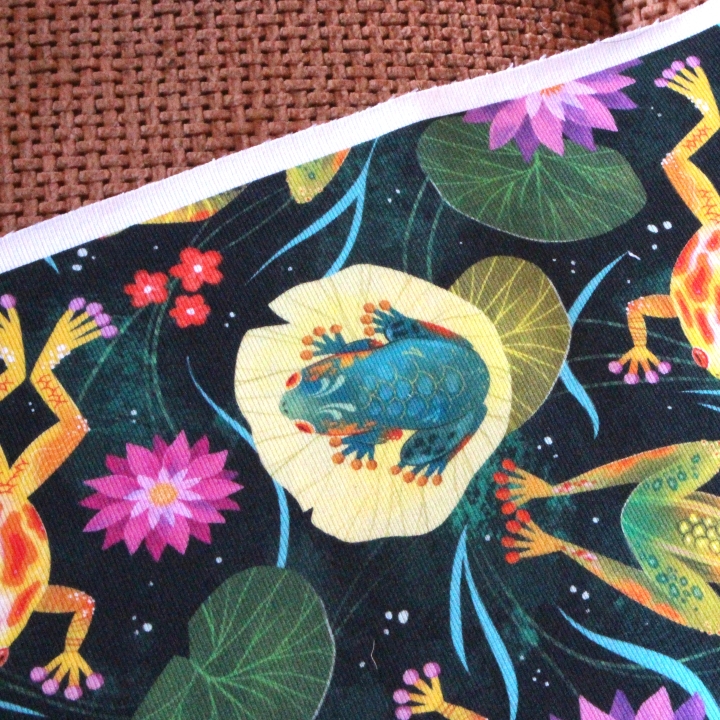 Tissu illustré "Grenouilles et nénuphars" – popeline, velours & French terry – motif printanier, coloré