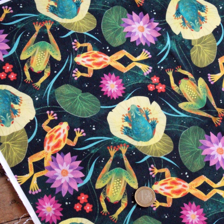 Tissu illustré "Grenouilles et nénuphars" – popeline, velours & French terry – motif printanier, coloré