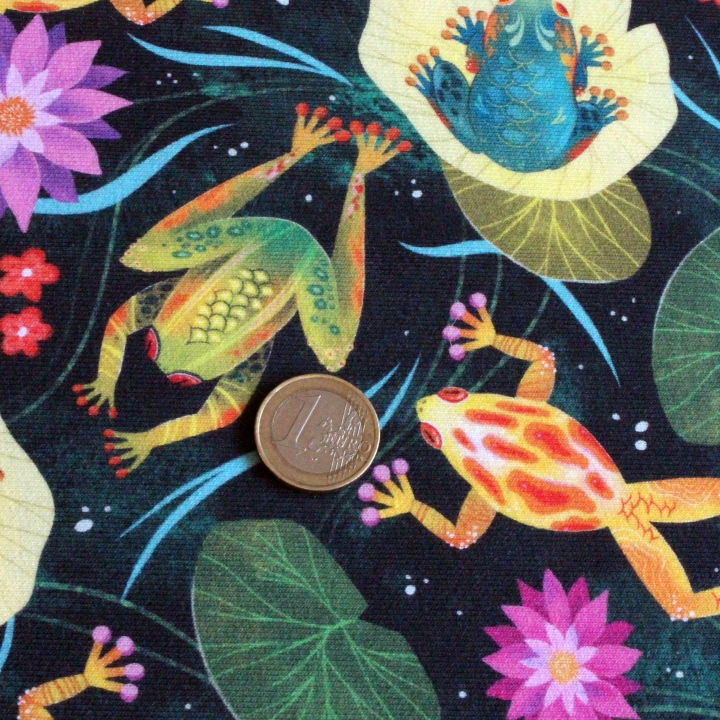 Tissu illustré "Grenouilles et nénuphars" – popeline, velours & French terry – motif printanier, coloré