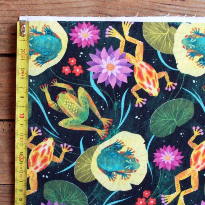 Tissu illustré "Grenouilles et nénuphars" – popeline, velours & French terry – motif printanier, coloré