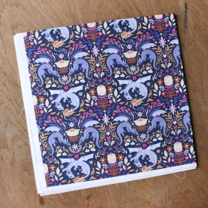 coupon popeline 48x48 cm / Dragons colorés - taille S / tissu tâché n°2